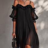 Rochie mini neagră din șifon cu umeri decupați și dantelă
