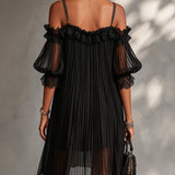 Rochie mini neagră din șifon cu umeri decupați și dantelă
