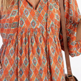AMARA | ROCHIE MIDI TIERATĂ CU DECOLTEU ÎN V ȘI PRINT GEOMETRIC