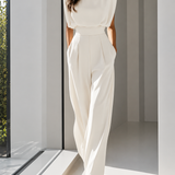 Salopetă elegantă cu talie accentuată și pantaloni drepti
