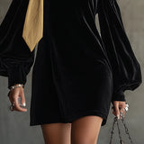 Rochie mini din catifea neagră și satin auriu cu umerii goi