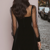Rochie mini din catifea neagră cu mâneci transparente cu buline