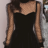 Rochie mini din catifea neagră cu mâneci transparente cu buline
