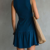 Rochie mini indigo fără mâneci cu decolteu în V și nasturi