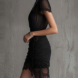 Rochie mini neagră din șifon cu talie plisată și dantelă