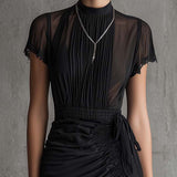 Rochie mini neagră din șifon cu talie plisată și dantelă