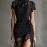 Rochie mini neagră din șifon cu talie plisată și dantelă