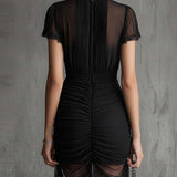 Rochie mini neagră din șifon cu talie plisată și dantelă