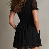 Rochie mini neagră plisată cu dantelă