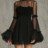 Rochie mini din șifon plisat cu aplicații florale negre și guler înalt