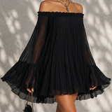 Rochie mini neagră din șifon cu umerii goi și mâneci clopot