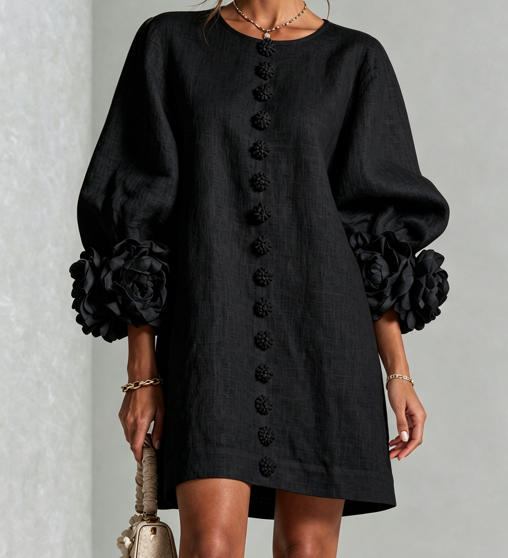 Rochie mini albă cu flori și manșete decorate