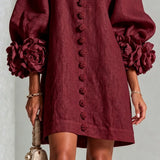 Rochie mini bordo cu nasturi florali și manșete florale