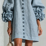 Rochie mini albastru-prăfuit cu nasturi-floare și manșete deosebite