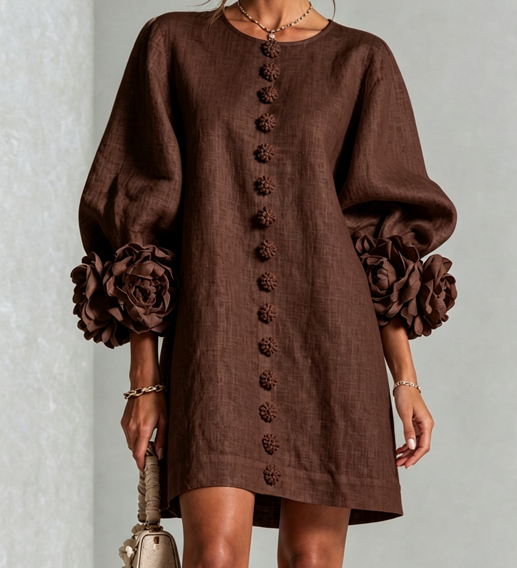 Rochie mini albă cu flori și manșete decorate