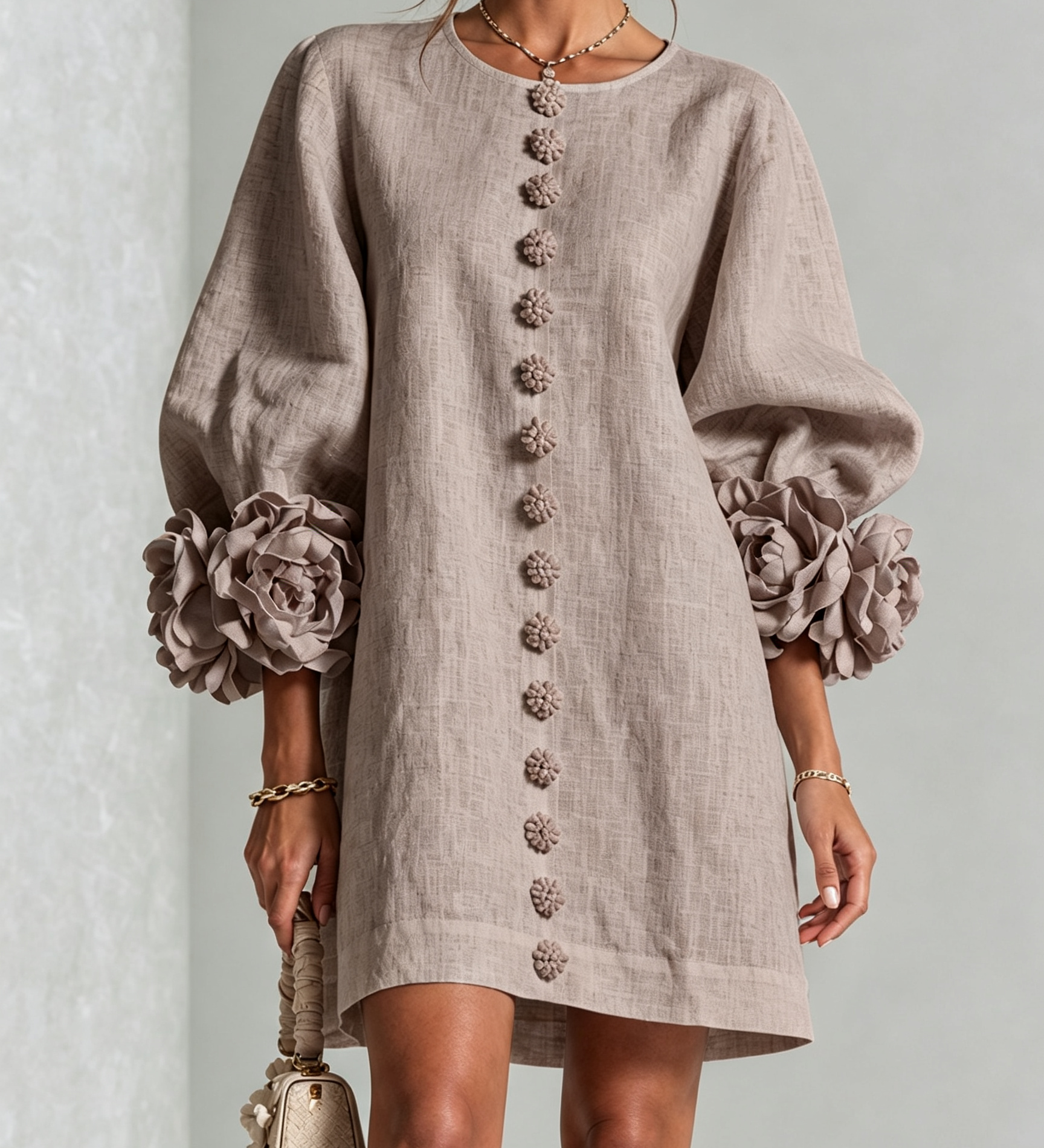Rochie mini albă cu flori și manșete decorate