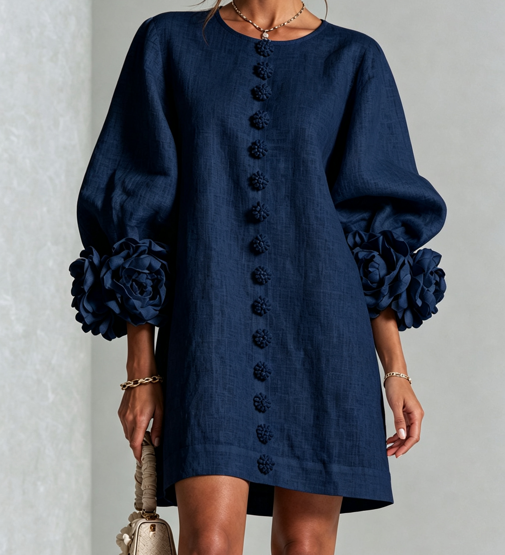 Rochie mini albă cu flori și manșete decorate
