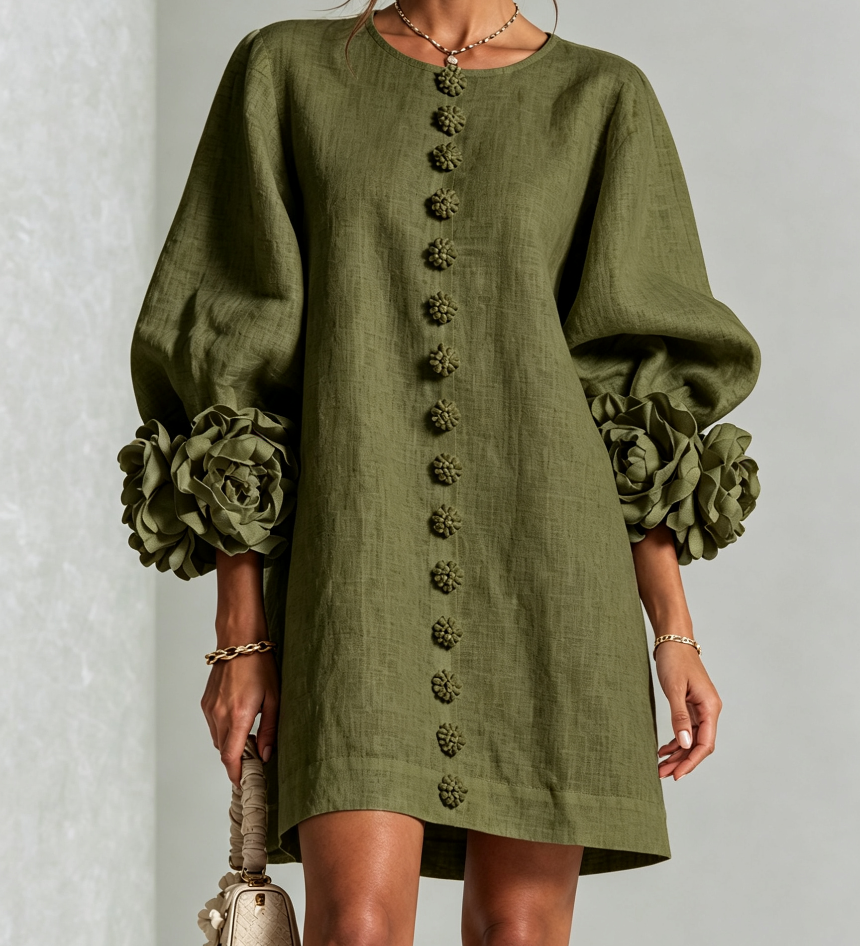 Rochie mini albă cu flori și manșete decorate
