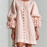 Rochie mini roz cu nasturi florali și manșete tip trandafir
