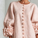 Rochie mini roz cu nasturi florali și manșete tip trandafir