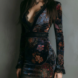 Rochie mini mulată din catifea cu imprimeu floral și decolteu în V