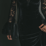 Rochie mini din catifea neagră cu mâneci evazate și dantelă