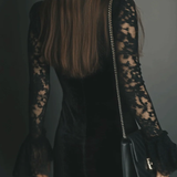 Rochie mini din catifea neagră cu mâneci evazate și dantelă