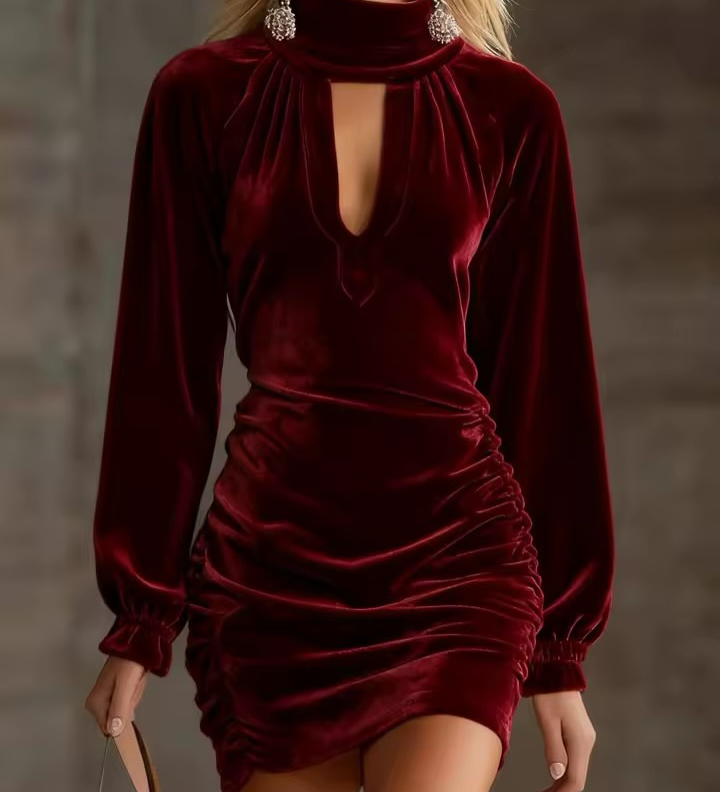 Rochie mini din catifea cu guler înalt și decupaj