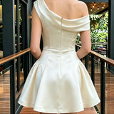 Rochie mini din satin cu umeri asimetrici și flori 3D