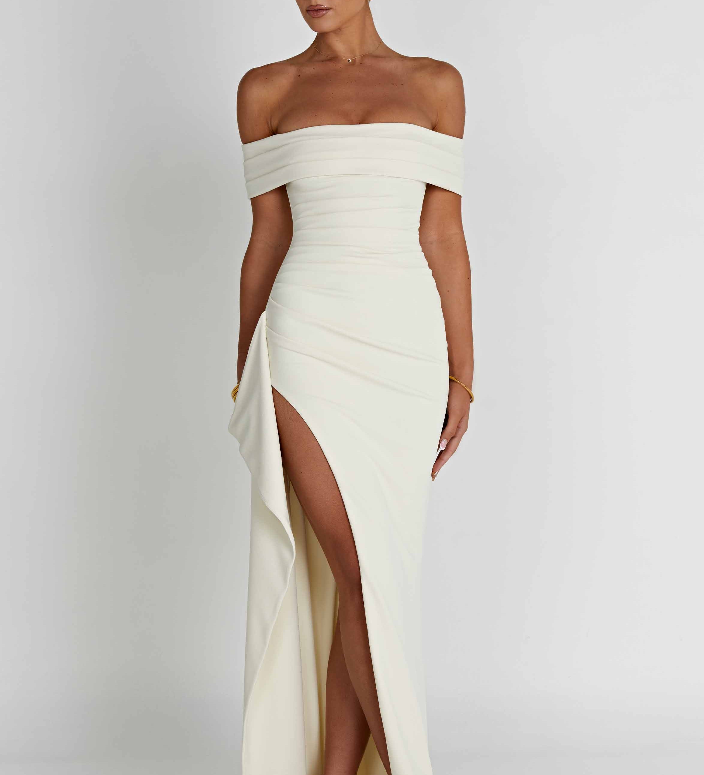 KIM | Rochie Maxi din Satin cu Umeri Decupați